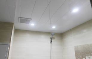 Реечный алюминиевый потолок со светильниками для ванной комнаты