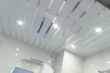 Реечный потолок с хромовыми вставками