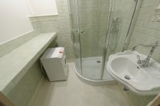  Изумрудная ванная комната с душевой