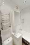 Ремонт санузла в доме серии II-18/9, белая плитка, ванна 120 см.