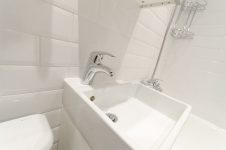 Белая ванная комната 120 x 180, раковина, плитка кабанчик