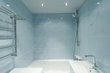 Голубая плитка Sweet (Acif) 25х45 с декорами и мозаикой в новой ванной комнате