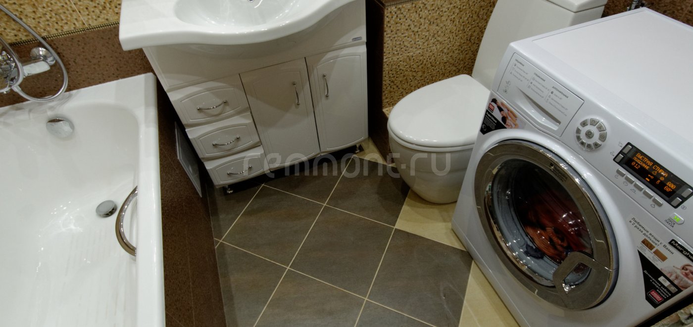 Ванная комната в мозаичной коричневой плитке