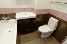 Объединение ванной и санузла, бело-коричневая плитка для стен