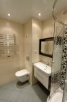 Общий вид новой ванной комнаты, светлая плитка Нефрит