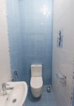 Бело-голубая плитка в туалете