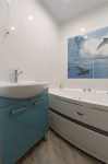 Ванная комната: белые стены с декором Дельфины