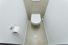 В туалете стены под покраску, пол и инсталляция облицованы керамогранитом