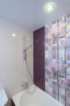 Ремонт ванной комнаты под ключ, бело-фиолетовая плитка Reims Azulejos Alcor