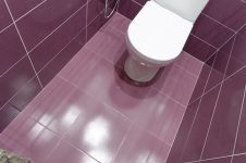 Напольная фиолетовая плитка в туалете