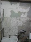 Приступаем к ремонту в ванной, обдираем стены от пластиковых панелей
