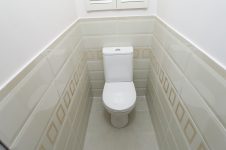 Плитка в туалете (Керама Марацци) уложена на высоту 110 см.