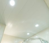 Белый реечный потолок + освещение