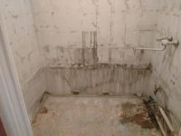 Зачищаем стены от плитки, сняли старую ванну