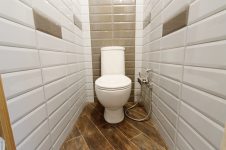 Белая и коричневая плитка кабанчик в туалете