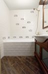 Белая плитка в ванной кабанчик с декорами Maritima Ceramics Rain-Cascade