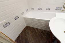 Плитка кабанчик Monopole 10х20 белая в ванной на стене и экране ванны