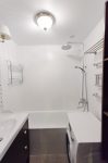 Ванная 170*170, белая плитка и матовый натяжной потолок