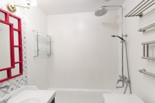Белая плитка в готовой ванной после ремонта