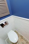 Бело-синий туалет, покраска стен и облицовка плиткой