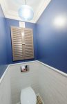 Сине-белый туалет, стены под покраску, деревянные дверцы