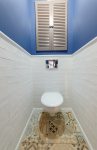 Белая плитка кирпичиком в туалете, покраска стен в синий цвет