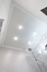 Потолок в ванной комнате под покраску со светильниками