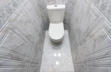 Серая глянцевая плитка в туалете Богема Уралкерамика