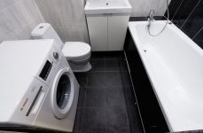 Разворот унитаза позволяет установить стиральную машину в ванной комнате