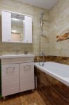 Сиерра Керамин: ванная из мрамора янтарного цвета