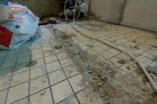 Демонтируем бетонный выступ в полу между ванной и туалетом