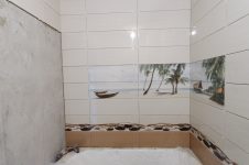 Укладка плитки Уралкерамика Айленд в ванной комнате