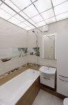 Верхний рассеивающий свет делает ванную комнату уютной и красивой