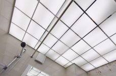 Кассетный потолок с матовым стеклом в ванной
