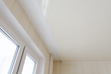 Натяжной потолок в комнате с нишей под карниз