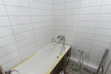 Белая плитка в ванной комнате