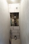 Оштукатуренные стены в туалете, построен короб под ревизию