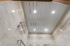 Реечный потолок с хромированными вставками в ванной комнате