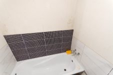 Укладка настенной плитки над ванной