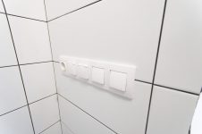 Блок розеток и выключателей в ванной комнате