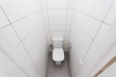 Туалет в белой плитке
