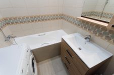 Ванная комната 170x170 в бежевой плитке Хельга 20х30 Kerama Marazzi