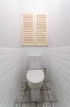 Туалет, белая плитка-кабанчик, светло-серые стены