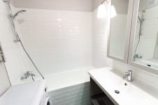 Ванная комната 170x170 в белой плитке-кабанчик Керамма Марацци