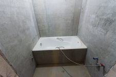 Ванная комната подготовлена под укладку керамической плитки