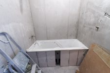 Установка ванны с постройкой экрана из блоков