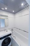 Ванная комната - белая плитка, потолок фиалкового цвета