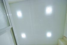 Потолок реечный со светильниками в ванной комнате