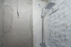 Часть стен в ванной комнате отведена под покраску