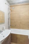 Сочетание двух текстур в ванной комнате - камень и дерево